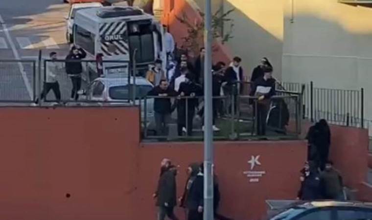 Küçükçekmece'de Çorluspor taraftarlarının minibüsleri taşlandı