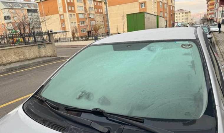 Erzurum ve Kars’ta otomobillerin camları buz tuttu, bitkiler kırağıyla kaplandı