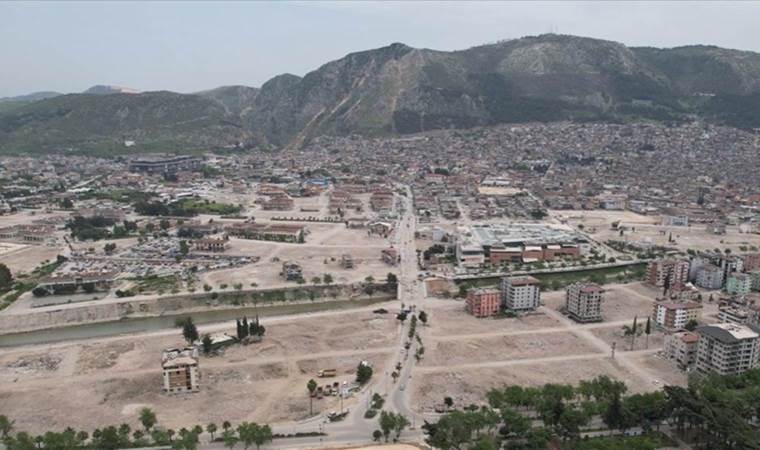 Depremde 81 kişinin öldüğü binada ‘özensiz işçilik’ tespit edildi