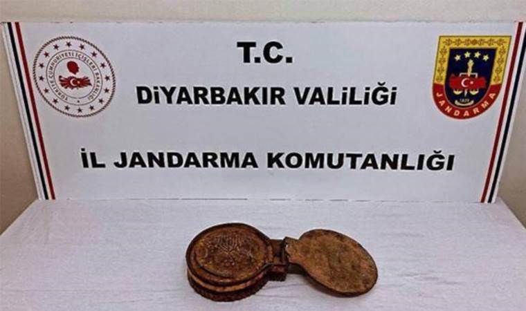 Diyarbakır’da 1400 yıllık İbranice altın yazmalı dini motifli deri kitap ele geçirildi
