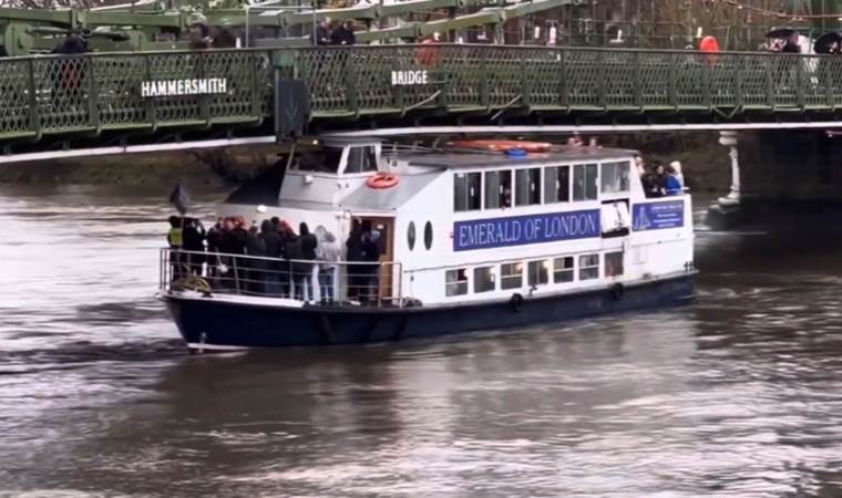 Taraftarları taşıyan tekne köprüye sıkıştı