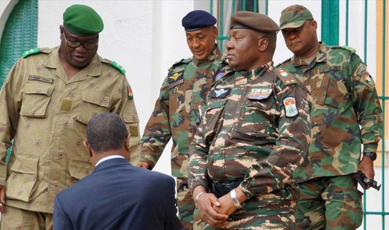 Nijer'de askeri cuntadan Cumhurbaşkanı Bazum kararı