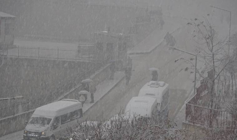 Yüksekova'da kar kalınlığı 30 santimetreye ulaştı