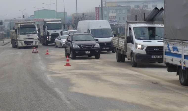 Tankerden yağ sızdı, kayganlaşan yolda 7 araç birbirine girdi