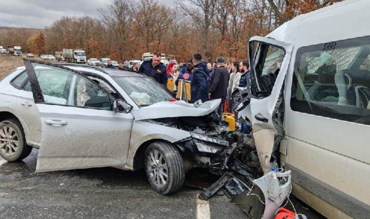 Yolcu minibüsü ile otomobil çarpıştı... Çok sayıda kişi yaralandı!