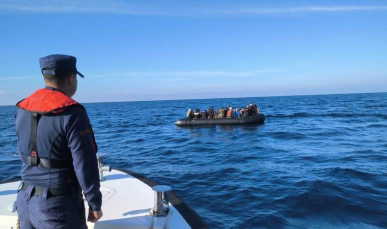 Ölümle burun buruna umut yolculuğu: 324 göçmen karaya çıkartıldı