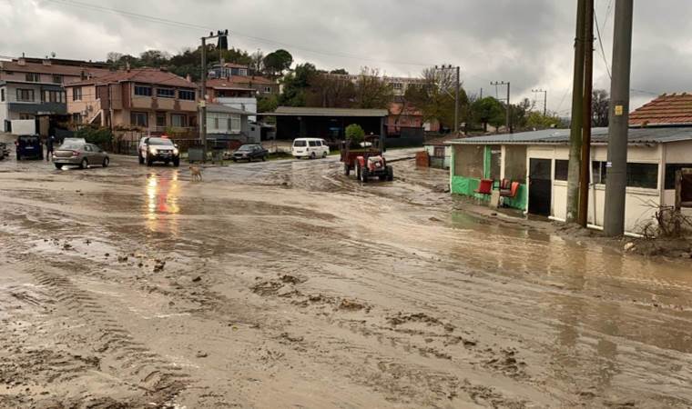 Çanakkale'yi sağanak vurdu... Yollar göle döndü! (15 Aralık 2023)