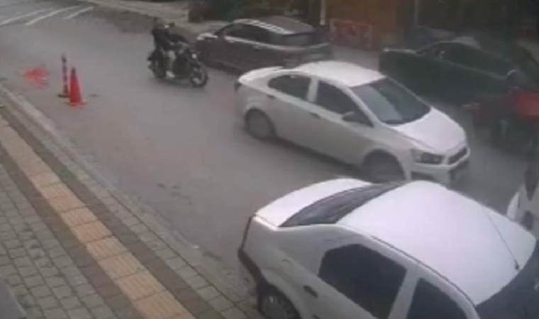 Motosikletli saldırganlar takip ettikleri otomobile kurşun yağdırdı!