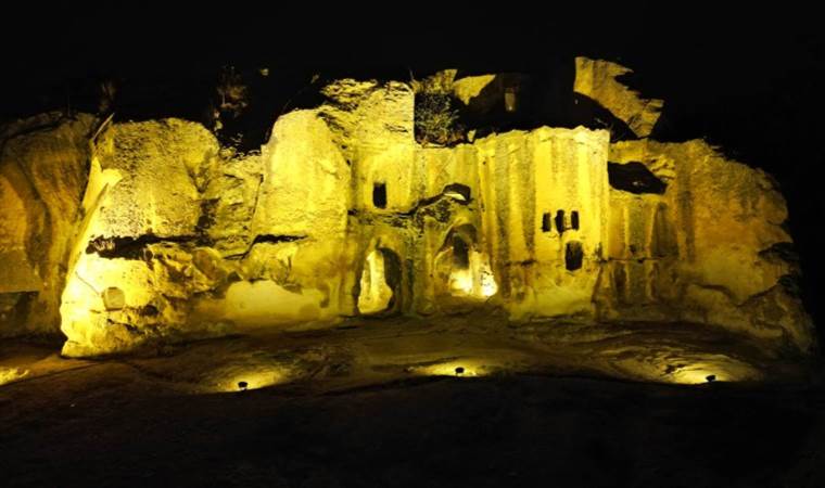 Frigler'den kalma... "3 bin yıllık" doğal güzelliği görmek için gece yarası köye akın ediyorlar