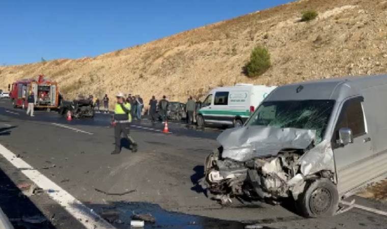 Feci kaza... Üç araç birbirine girdi: 3 yaralı!