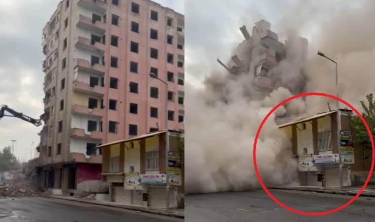 Ağır hasarlı bina yıkım sırasında yanındaki evin üzerine devrildi!
