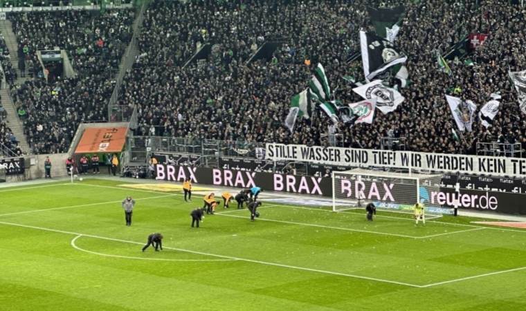 Almanya Bundesliga'da taraftarlardan büyük protesto: Maç durdu!