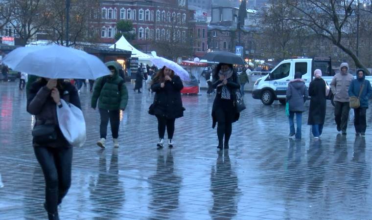 İstanbul'da yağış ve fırtına hayatı olumsuz etkiledi