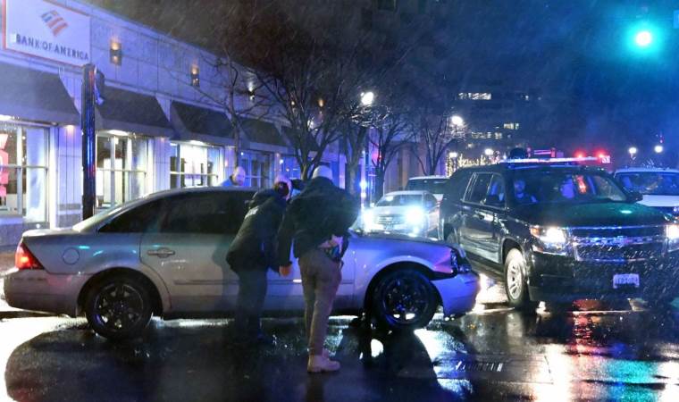 Biden’ın konvoyuna otomobil çarptı