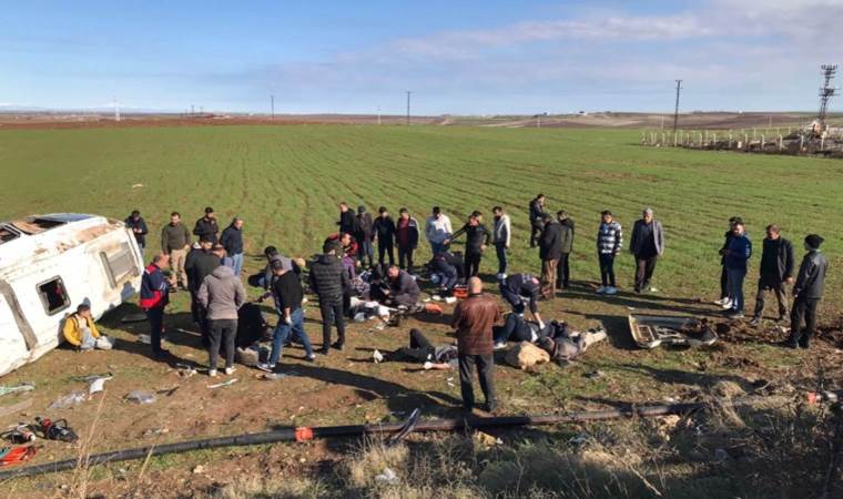 Diyarbakır'da feci kaza... Minibüs şarampole yuvarlandı: 4’ü ağır 16 yaralı