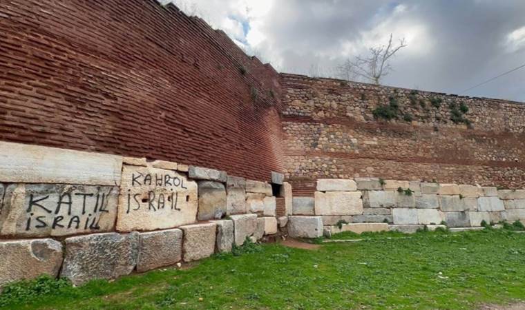 2 bin yıllık surlara ‘Katil İsrail’ yazdılar!