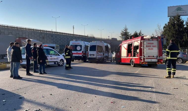 İki işçi servisi çarpıştı: Çok sayıda yaralı!