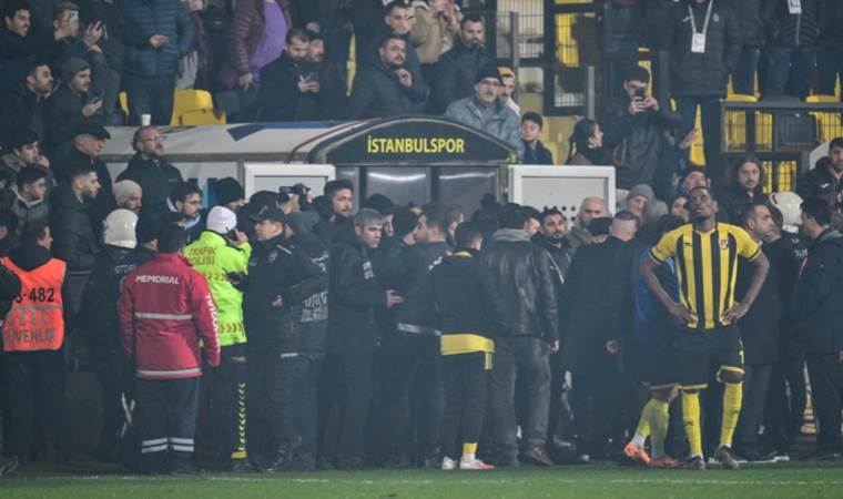 İstanbulspor Başkanı Sarıalioğlu, hakem kararına tepki olarak takıma maçı bıraktırdı: Sahadan çekildiler