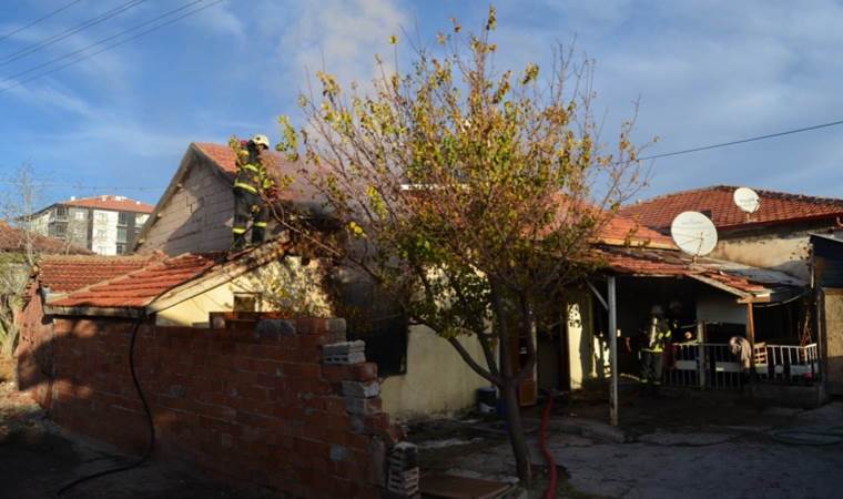 Annesi ile 2 kardeşini rehin alıp evi ateşe verdi!