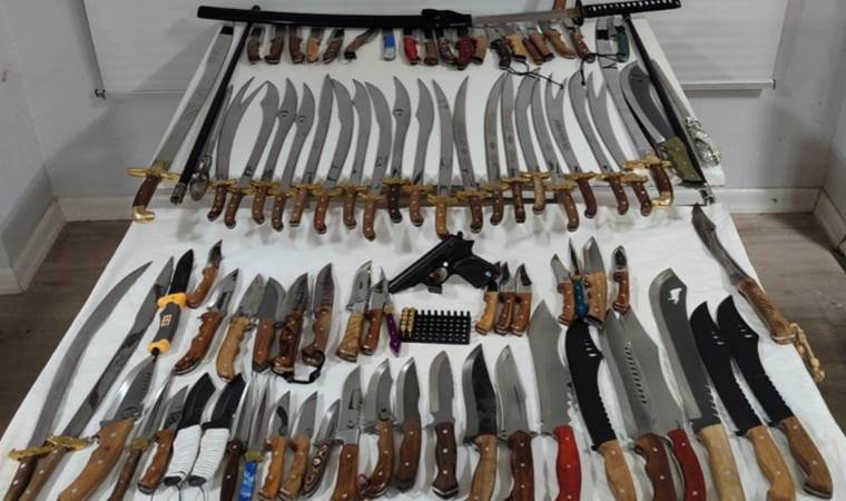 Evinde 24 kılıç ele geçirildi!