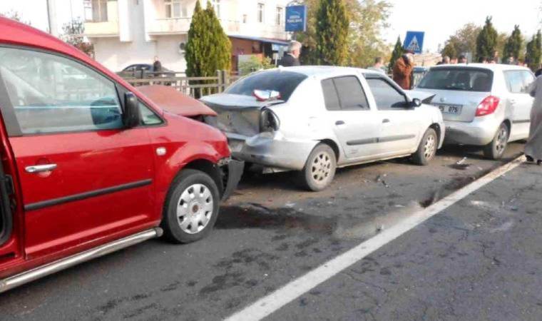 Elazığ’da zincirleme kaza: 5 araç hasar aldı