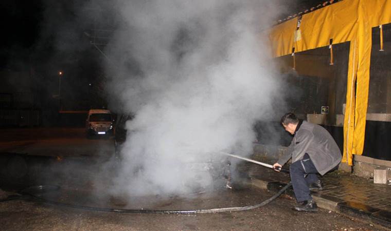 Park halindeki otomobil yandı: 'Kundaklama' şüphesi