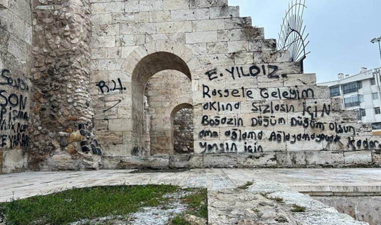 752 yıllık medreseye 'sprey boyayla' zarar verdiler