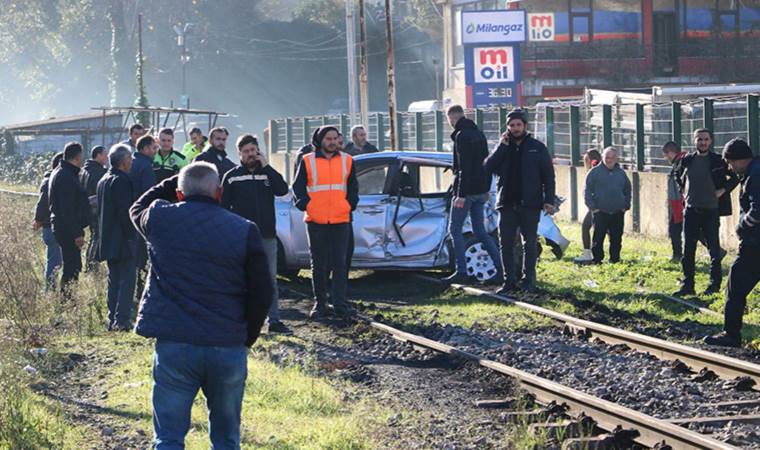 Tren, hemzemin geçitte otomobile çarptı: 1'i çocuk 3 yaralı