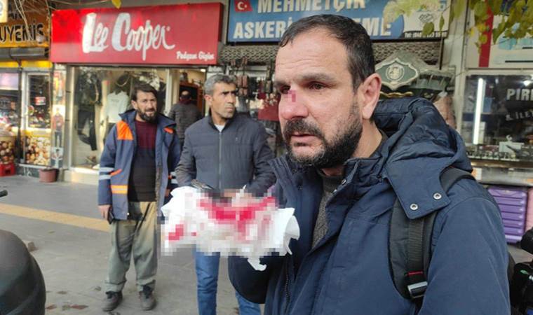 Minibüs sürücüsü, aracına çarpan gazeteciyi darbetti!