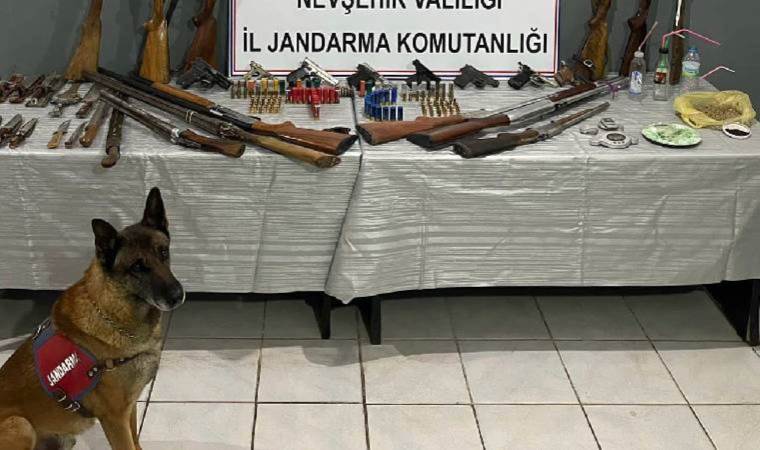 Evden 'cephanelik' çıktı... Çok sayıda silah ele geçirildi!