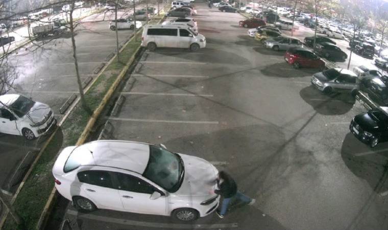 Kameralara yansıdı... Eline taşı aldı, 35 aracın camını kırdı!