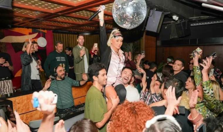 Yonca Evcimik'in pijama partisindeki fotoğraflar gündem oldu