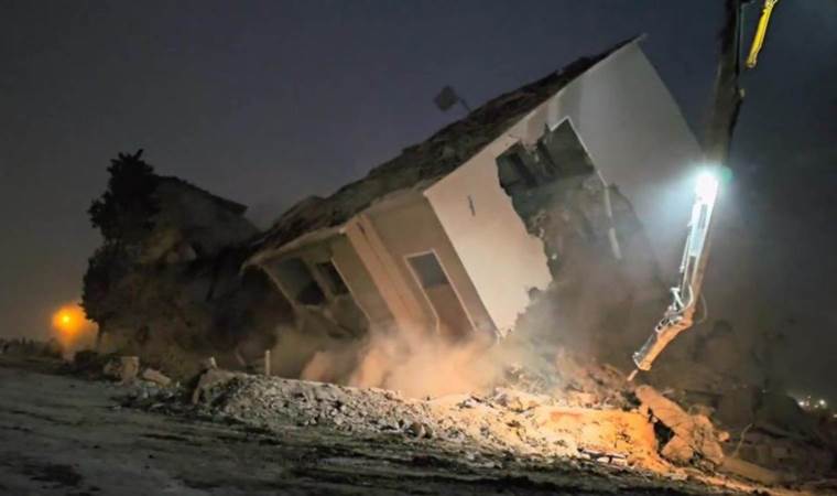 5 katlı okul iş makinesinin dokunuşuyla yerle bir oldu