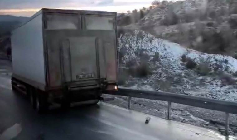 Ankara'da buz tutan yolda araçlar devrildi: 3 yaralı