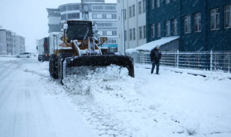 Bitlis'te kar yağışı: 20 köy yolu ulaşıma kapandı