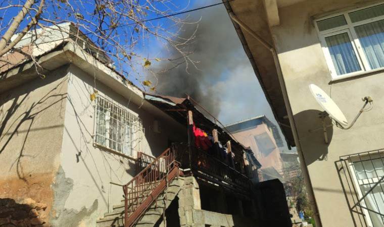 Anne ve 5 çocuğu yangında mahsur kaldı: Komşuları kurtardı!