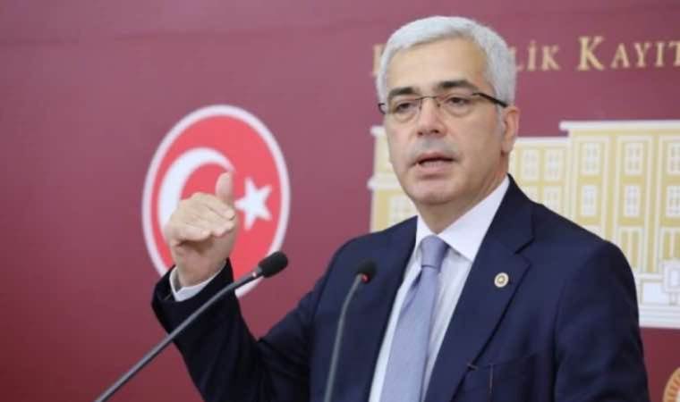 Meclis duvarındaki yazıyı gösterdi
