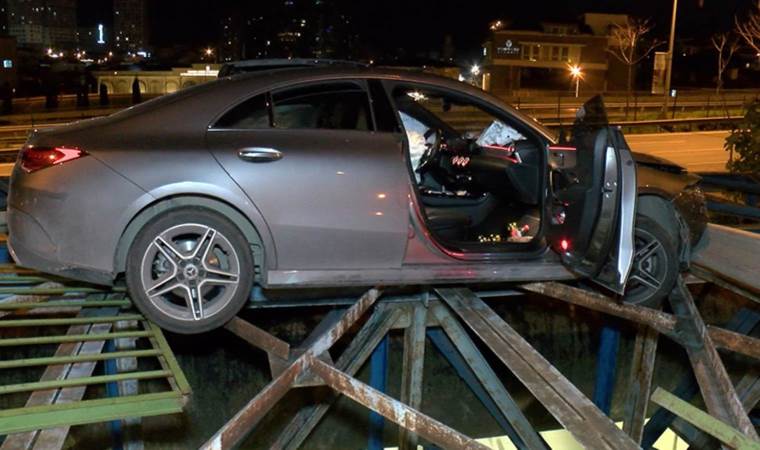 Faciadan dönüldü: Alkollü sürücünün kullandığı otomobil 'köprü arasında' askıda kaldı