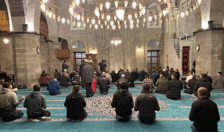 İstanbul’daki camilerde şehitler için dua edildi