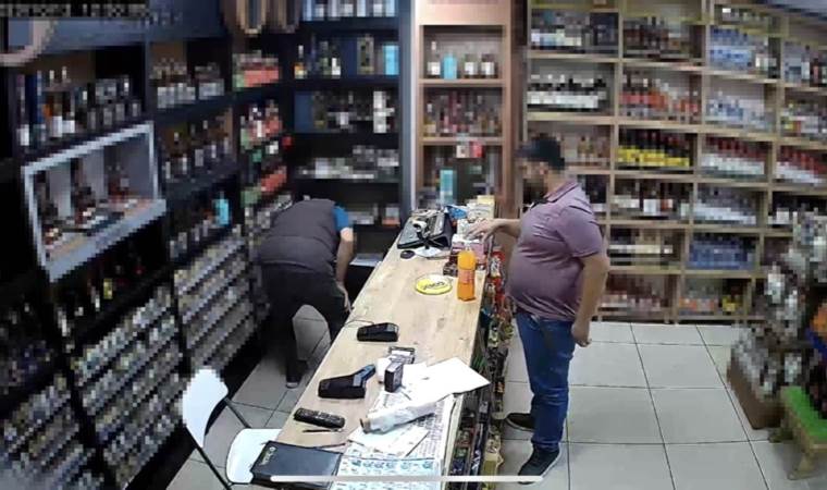 Yaşlı adamı oyalayıp elektronik sigaraları çaldı!