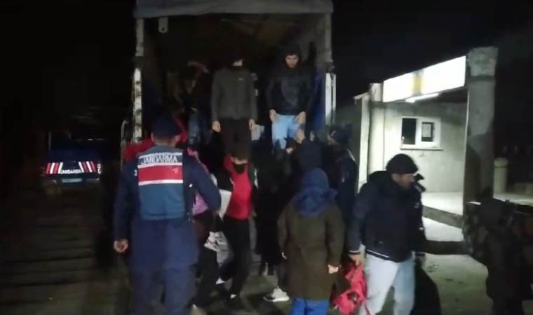 Ayvacık’ta minibüs ile kamyonet kasasından 63 kaçak göçmen çıktı