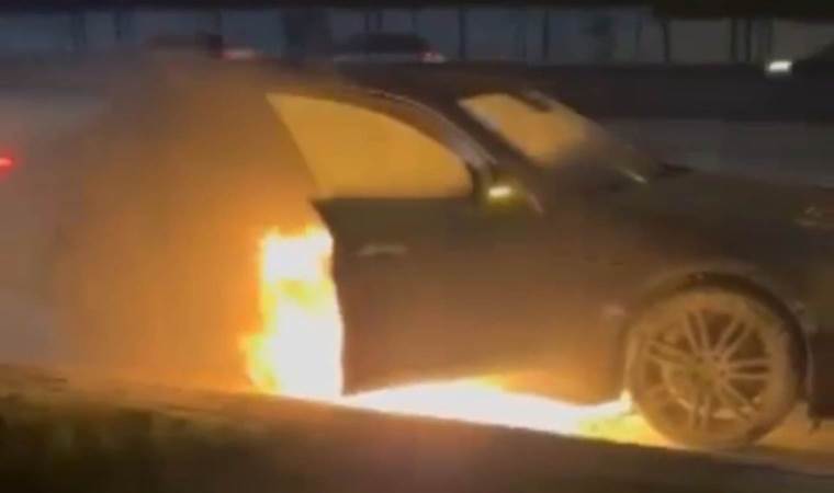 Seyir halindeki otomobil alev alev yandı