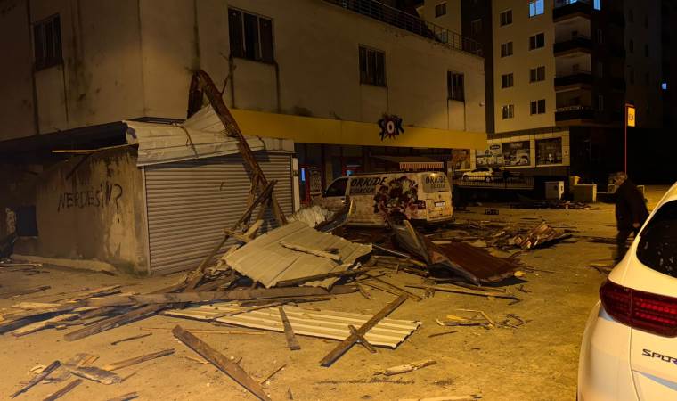 Rize'de fırtına: Çatı uçtu, pencere camları kırıldı