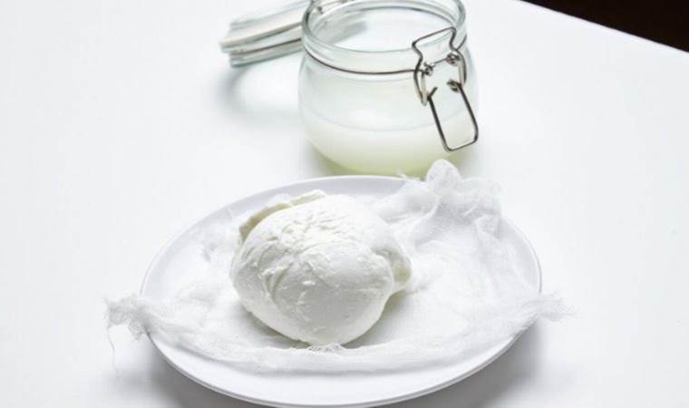 Maliyeti yarı yarıya düşüyor: Sadece iki malzemeyle evde mozarella nasıl yapılır?