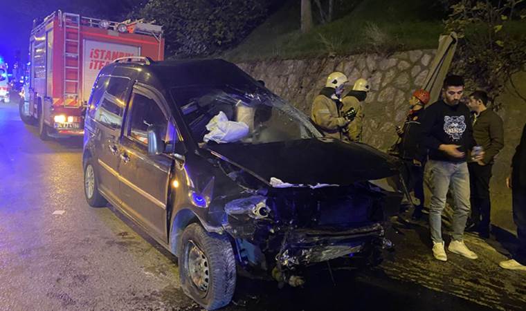 Kadıköy'de feci kaza... Otomobile çarpan araç bariyerlere vurdu: Sürücüyü itfaiye kurtardı!