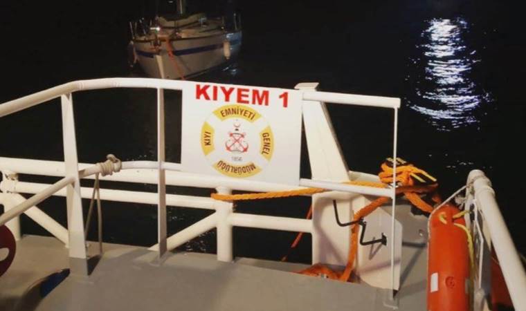Çanakkale Boğazı’nda sürüklenen tekne kurtarıldı