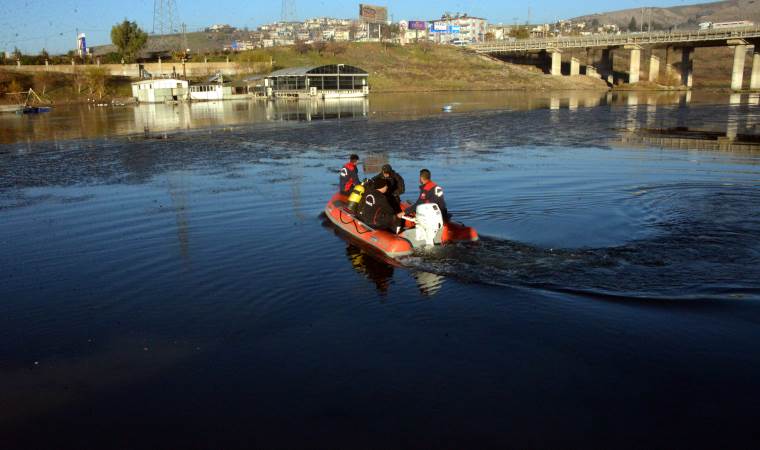 Ceyhan Nehri'ne düşen 14 yaşındaki çocuk aranıyor