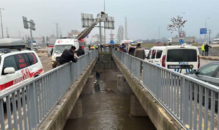 Minibüs bariyere çarpıp, çaya uçtu... Sürücü yaralandı!