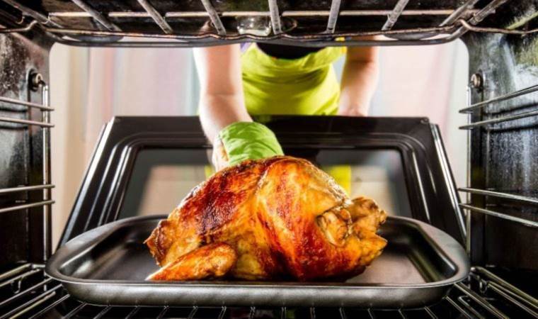 Yılbaşı sofrası klasiğine yeni soluk: Fırında zerdeçallı hindi tarifi...