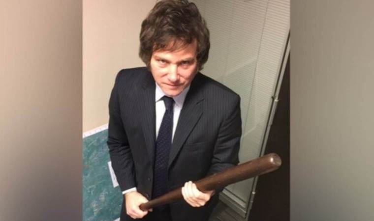 Sopa ile poz verdi...